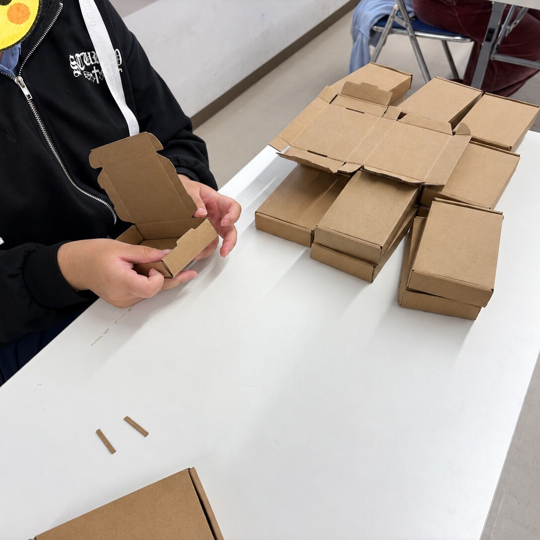 箱の組み立て作業