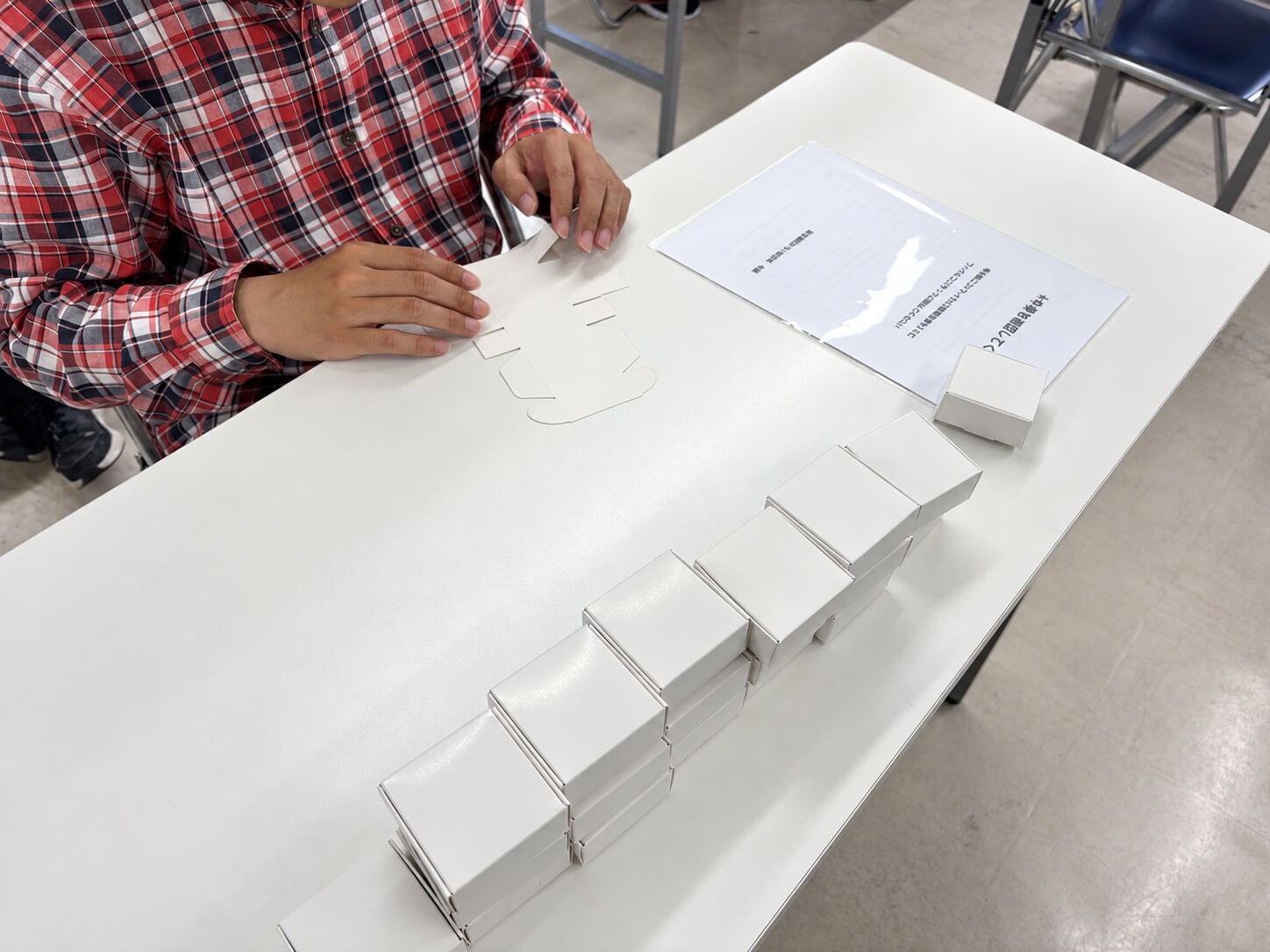 箱の組み立て作業