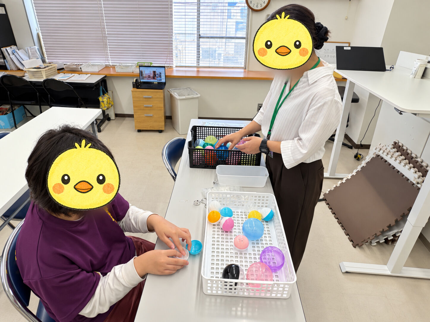 ガチャガチャカプセルを使って